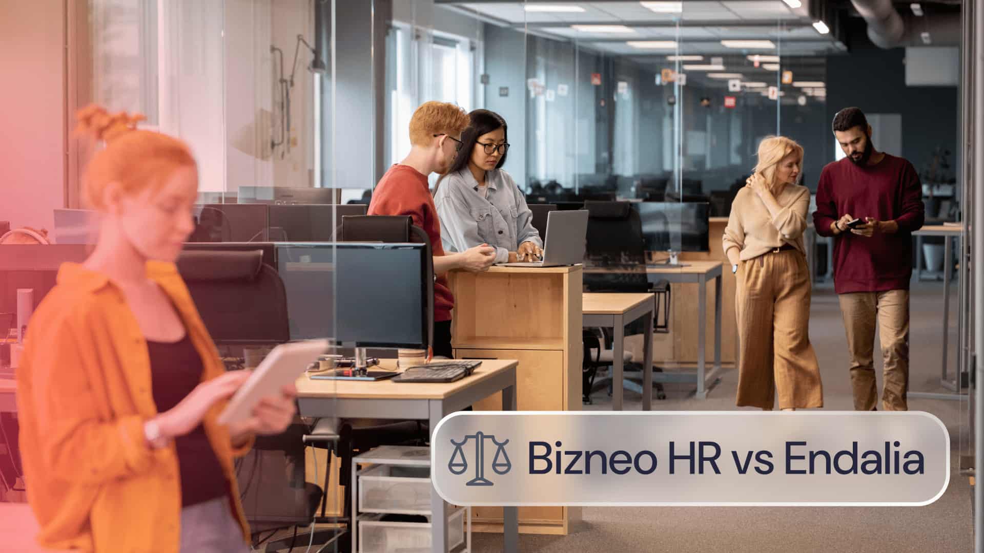 Equipo de trabajo colaborando en una oficina para comparar soluciones de gestión de recursos humanos