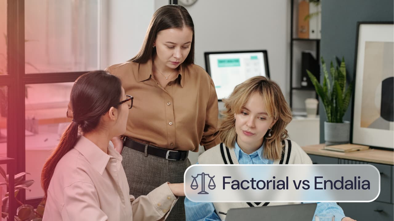 Comparativa Factorial vs Endalia: tres profesionales colaborando en una oficina mientras revisan información en un portátil
