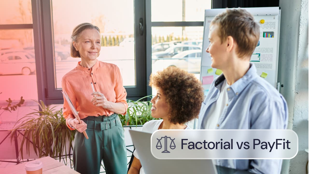 Comparativa Factorial vs PayFit: equipo de profesionales reunido en una oficina durante una sesión de trabajo con gráficos y datos