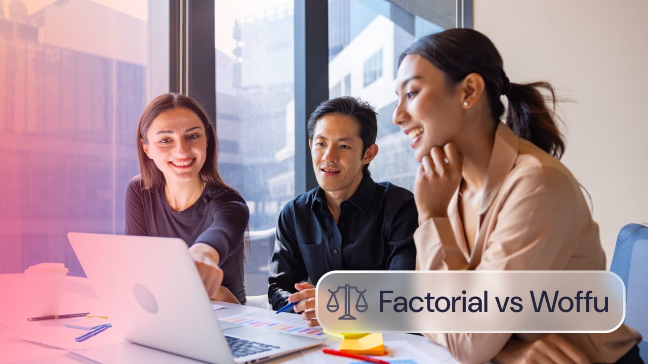 Comparativa Factorial vs Woffu: tres profesionales colaborando en una oficina mientras revisan información en un portátil