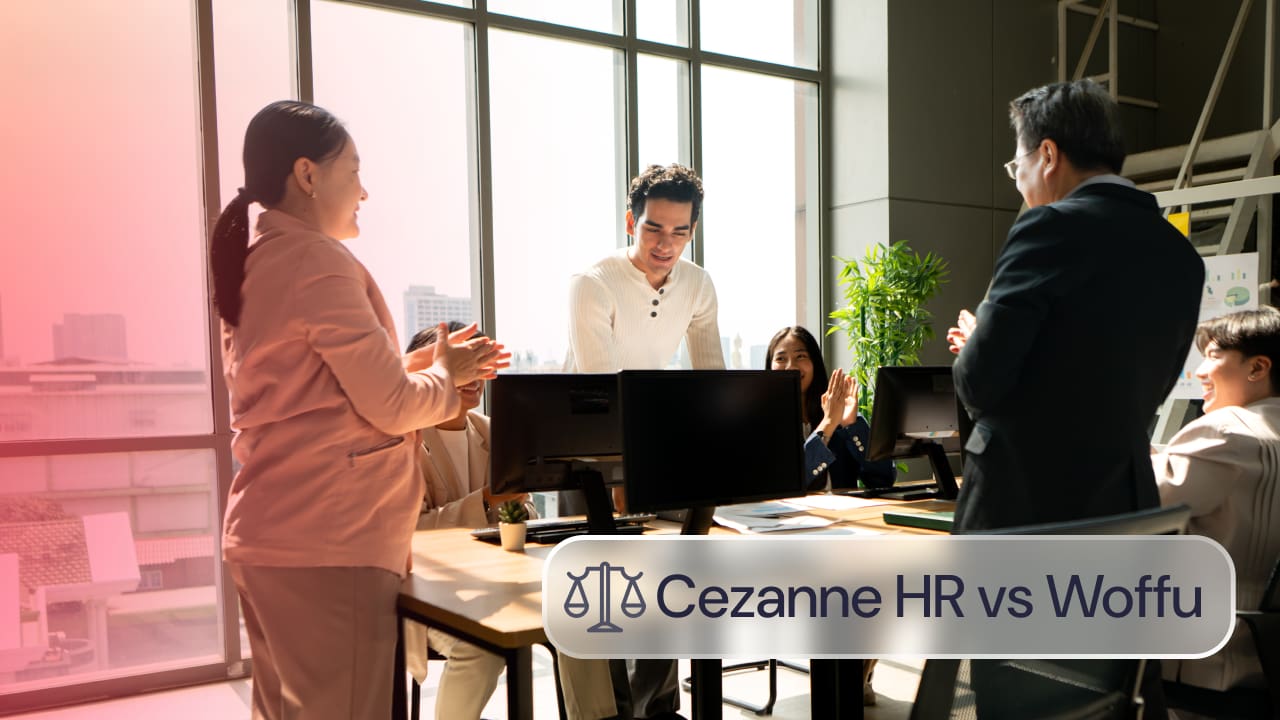 Equipo de trabajo reunido en la oficina para comparar soluciones de gestión de recursos humanos y control horario