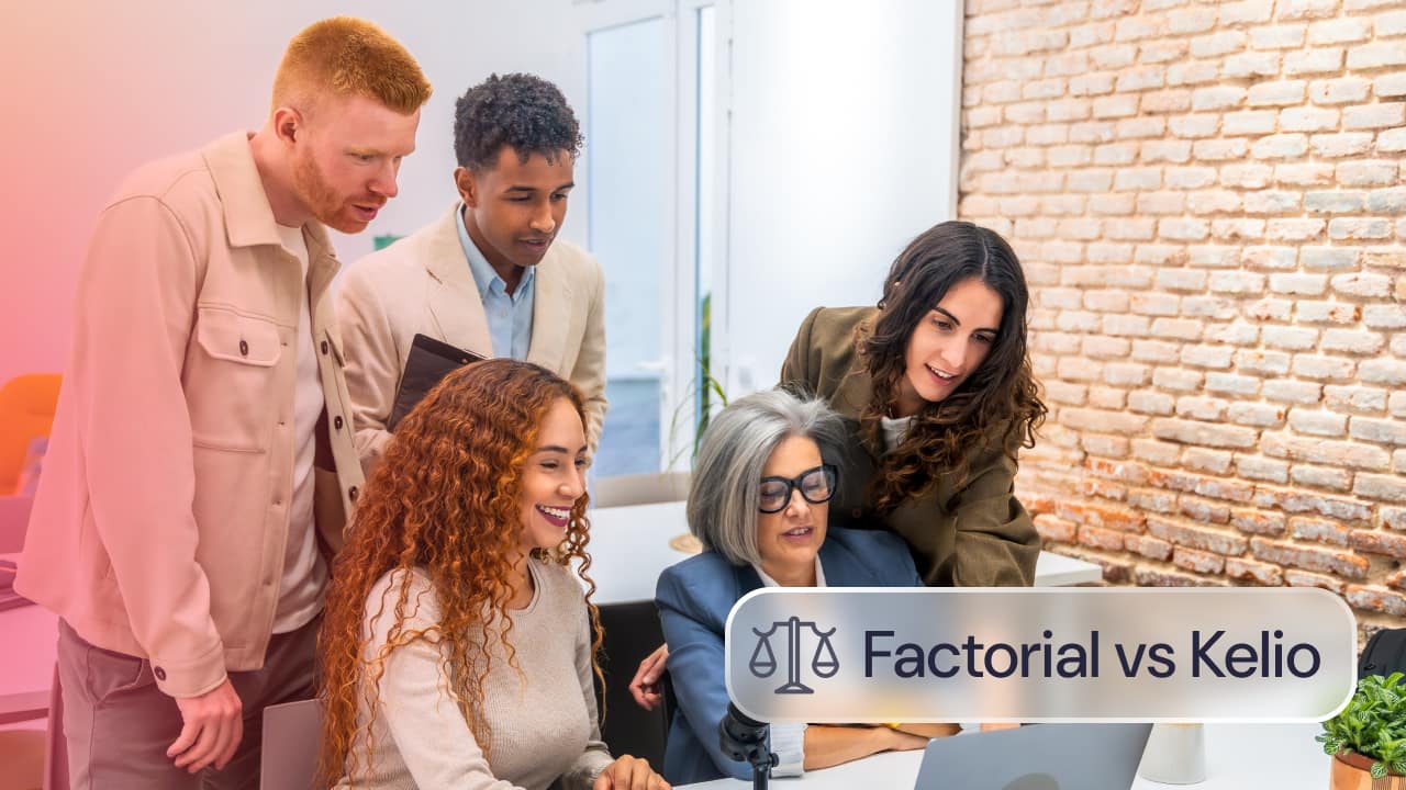 Comparativa Factorial vs Kelio: equipo de cinco profesionales colaborando en una oficina mientras revisan información en un portátil