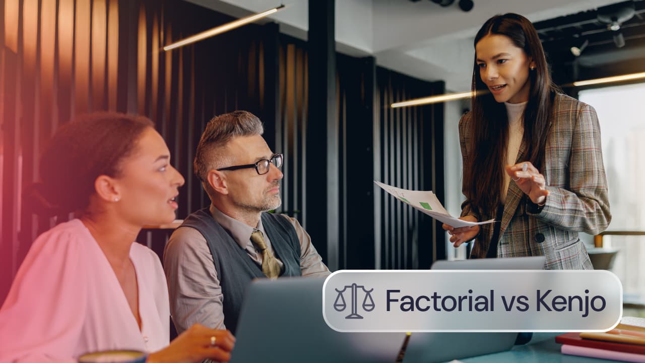 Comparativa Factorial vs Kenjo: tres profesionales reunidos en una oficina mientras una compañera presenta información con documentos