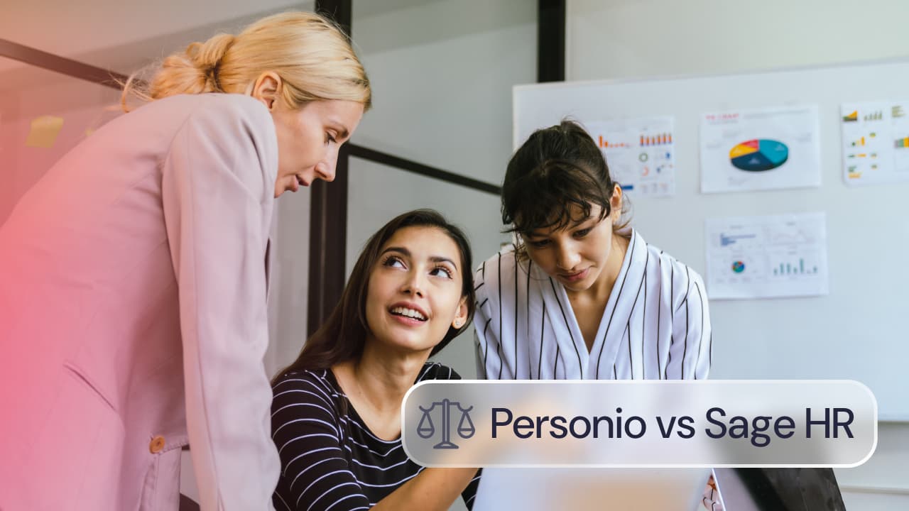 Comparativa Personio vs Sage HR: tres profesionales colaborando en una oficina mientras revisan información en un portátil