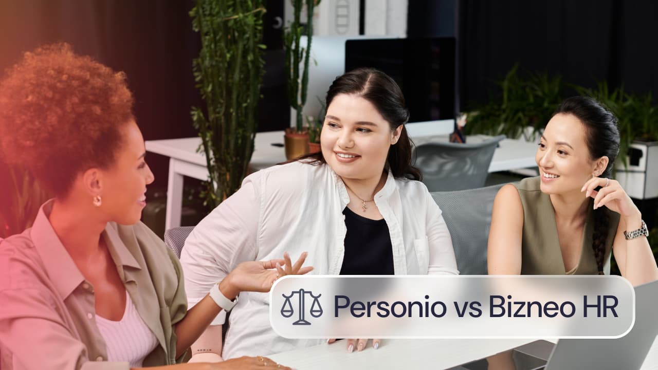 Comparativa Personio vs Bizneo HR: tres profesionales reunidas en una oficina durante una conversación de trabajo y colaboración en equipo.