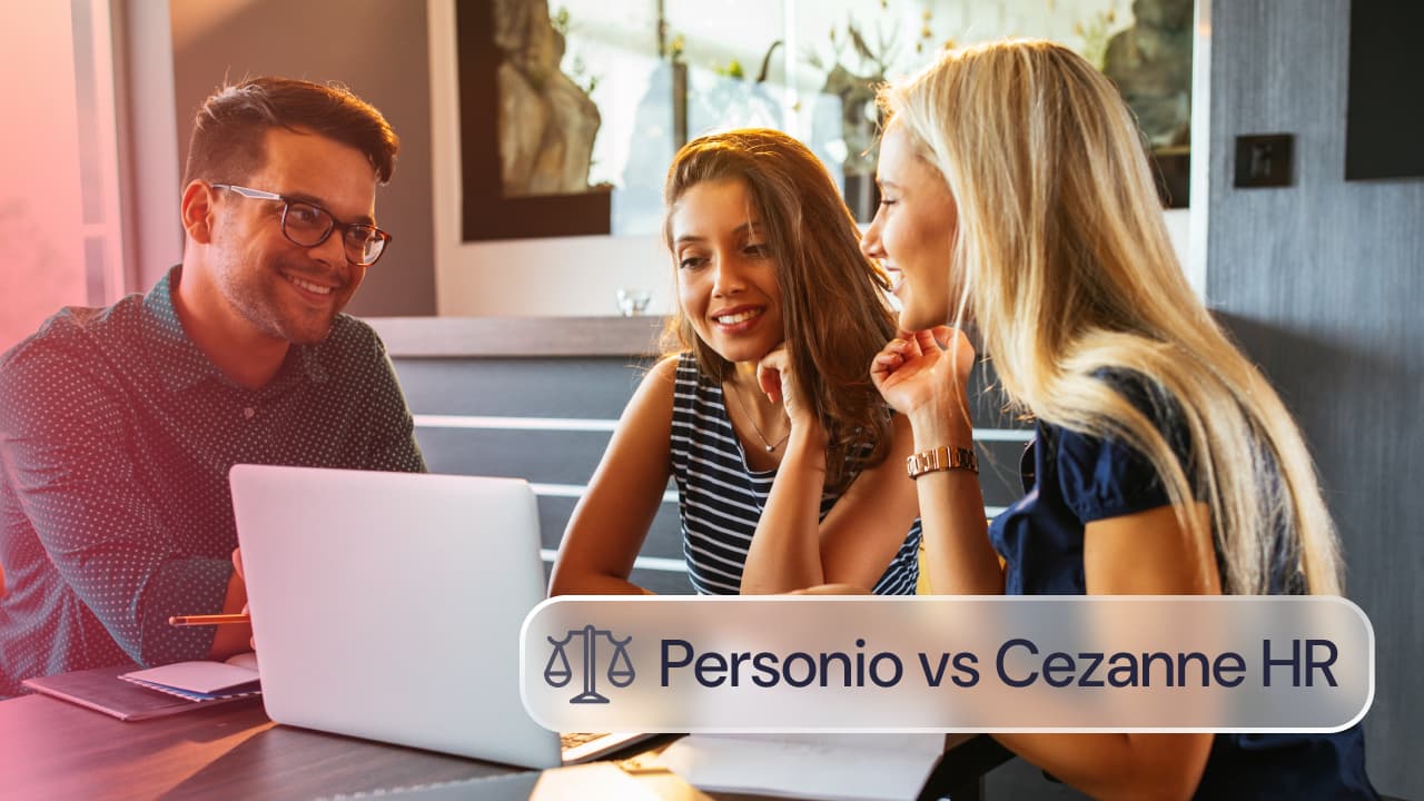 Comparativa Personio vs Cezanne HR: tres profesionales reunidos alrededor de un portátil durante una conversación de trabajo.