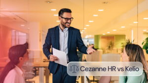 Profesional de recursos humanos presentando soluciones de gestión de personal y control horario a su equipo en la oficina