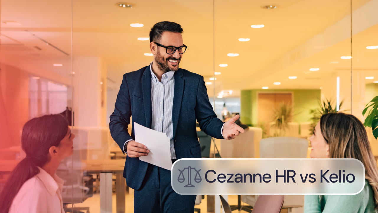 Profesional de recursos humanos presentando soluciones de gestión de personal y control horario a su equipo en la oficina