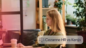 Profesional trabajando con su ordenador en una oficina, imagen para comparar software de recursos humanos y gestión de personal