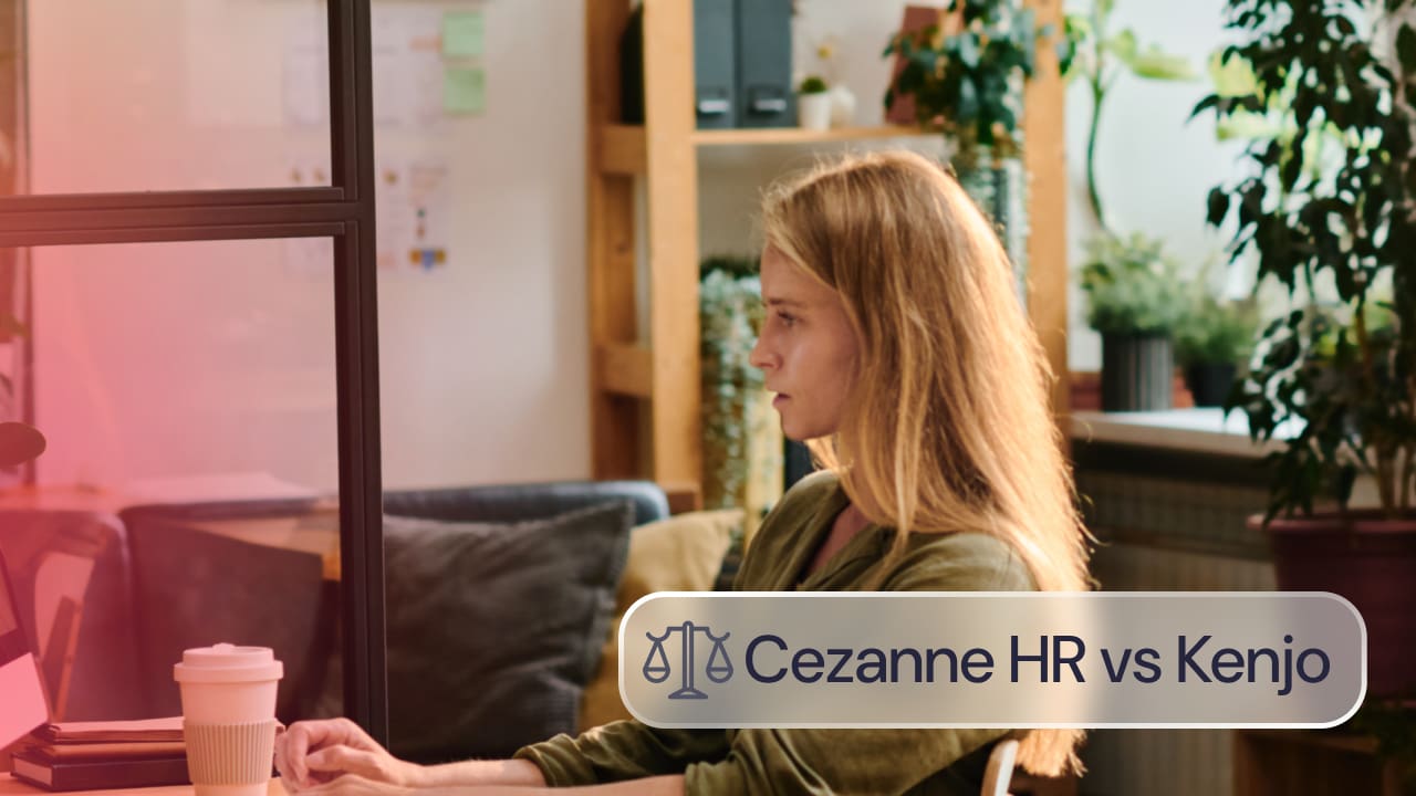 Profesional trabajando con su ordenador en una oficina, imagen para comparar software de recursos humanos y gestión de personal