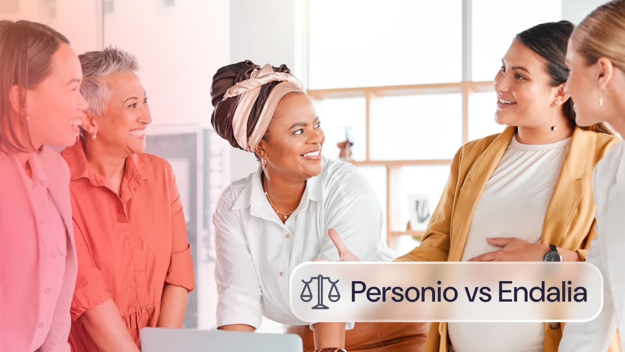 Comparativa Personio vs Endalia: cuatro profesionales conversando y colaborando en una oficina durante una reunión de trabajo.