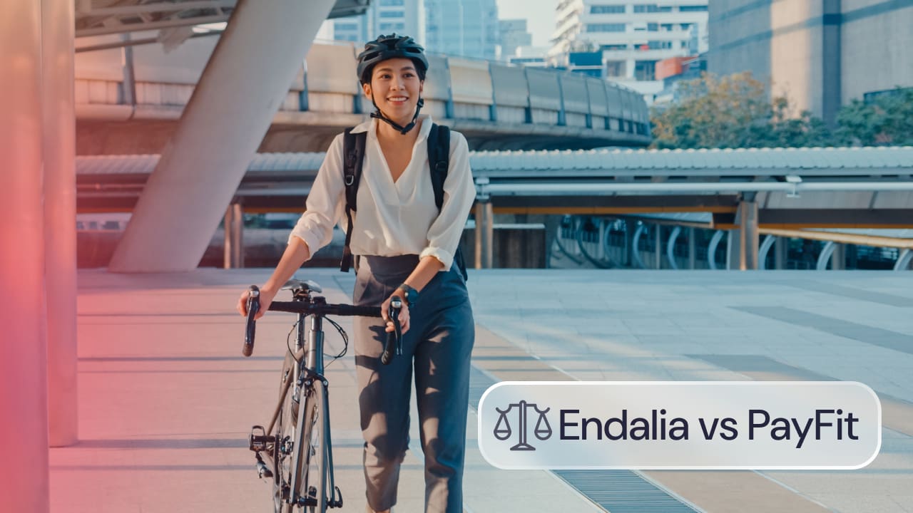 Profesional desplazándose en bicicleta por la ciudad, imagen para un artículo comparativo sobre software de recursos humanos, gestión de personal y nóminas