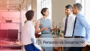 Comparativa Personio vs Sesame HR: cuatro profesionales conversando y colaborando en una oficina durante una reunión de trabajo.
