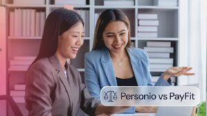 Comparativa Personio vs PayFit: dos profesionales colaborando en una oficina mientras revisan información en un portátil.