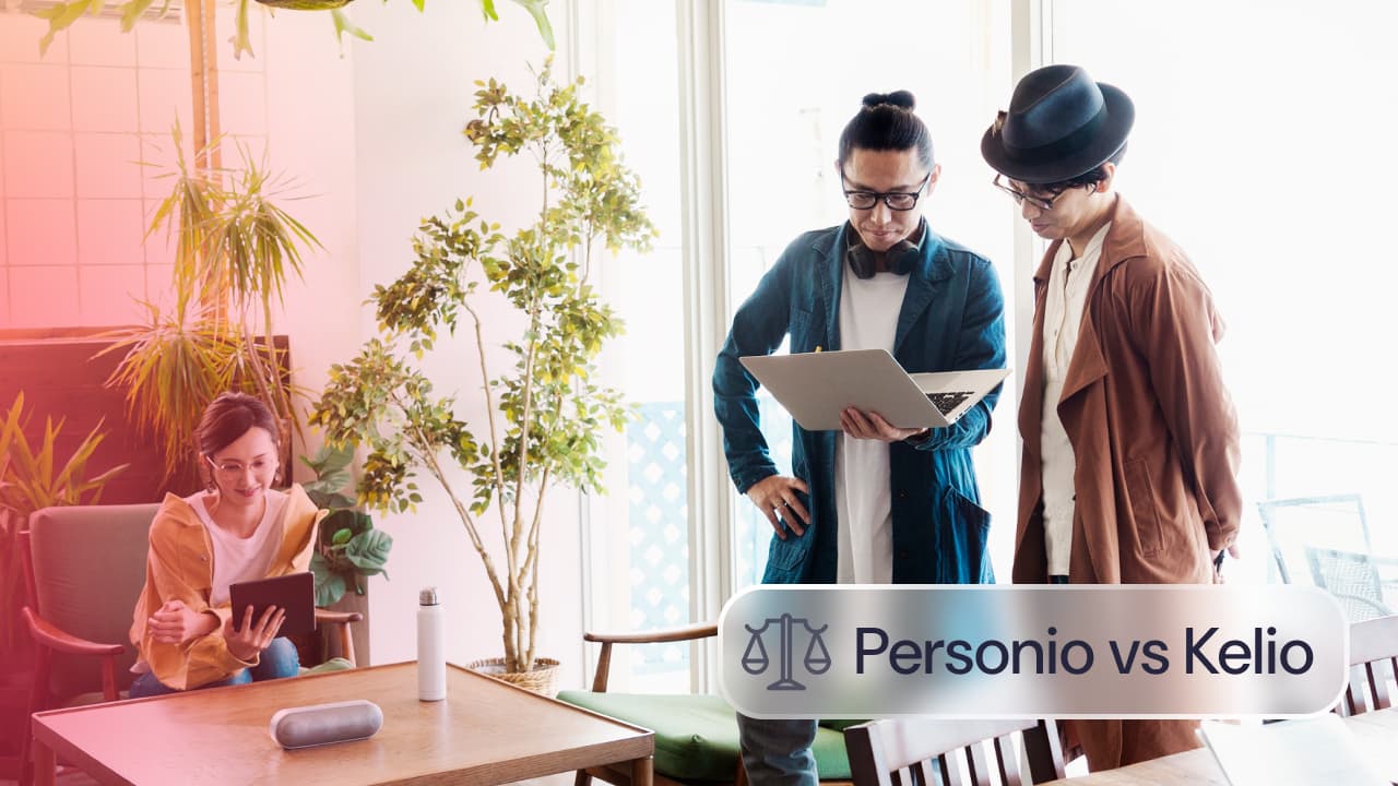 Comparativa Personio vs Kelio: tres profesionales colaborando en una oficina mientras revisan información en un portátil.