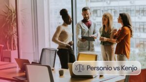 Comparativa Personio vs Kenjo: cuatro profesionales reunidos en una oficina, conversando mientras revisan información en una tableta.
