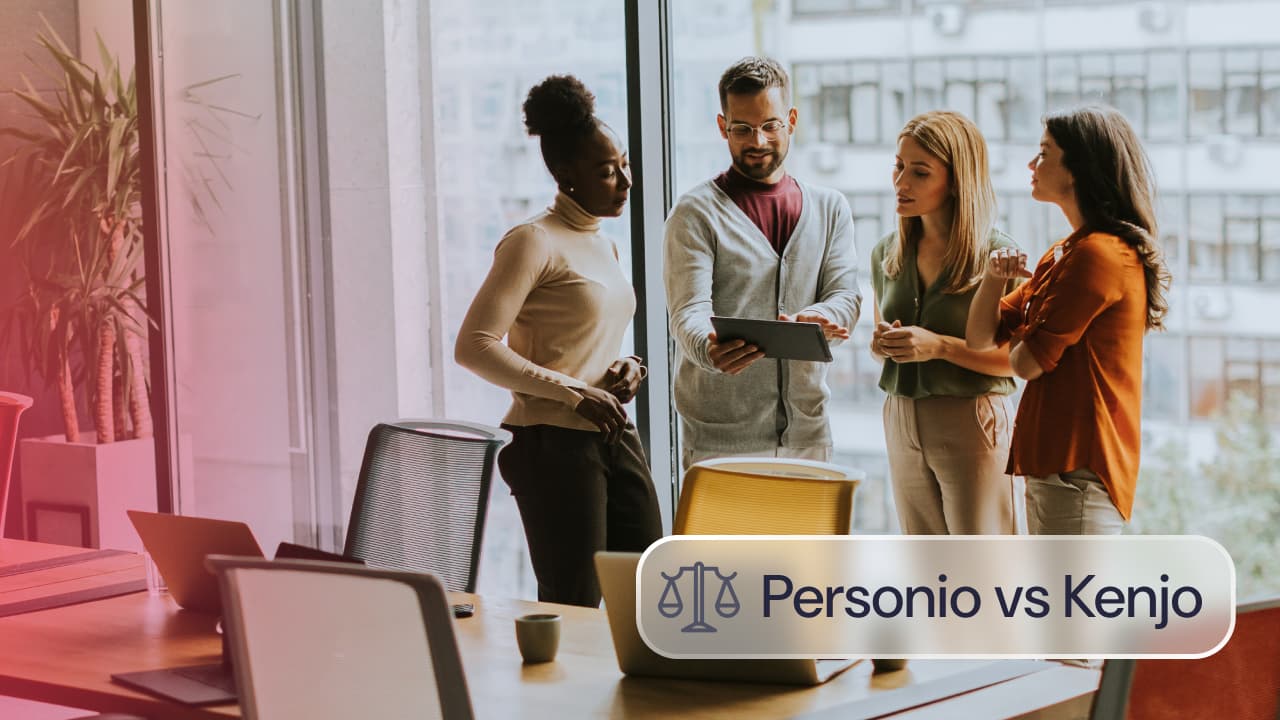Comparativa Personio vs Kenjo: cuatro profesionales reunidos en una oficina, conversando mientras revisan información en una tableta.