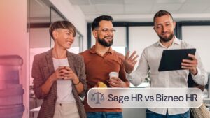 Comparativa Sage HR vs Bizneo HR: tres profesionales conversando en una oficina mientras revisan información en una tableta.