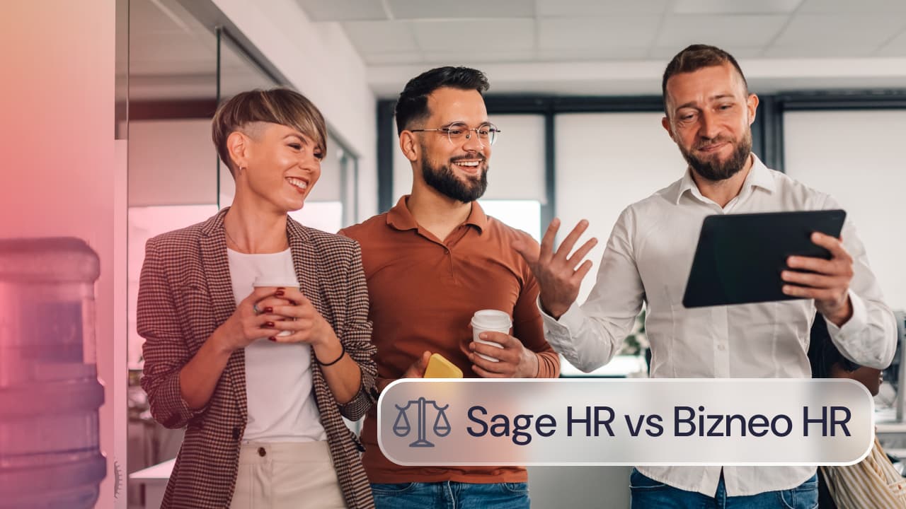 Comparativa Sage HR vs Bizneo HR: tres profesionales conversando en una oficina mientras revisan información en una tableta.