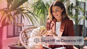 Comparativa Sage HR vs Cezanne HR: profesional utilizando un teléfono móvil mientras trabaja en un entorno de oficina.