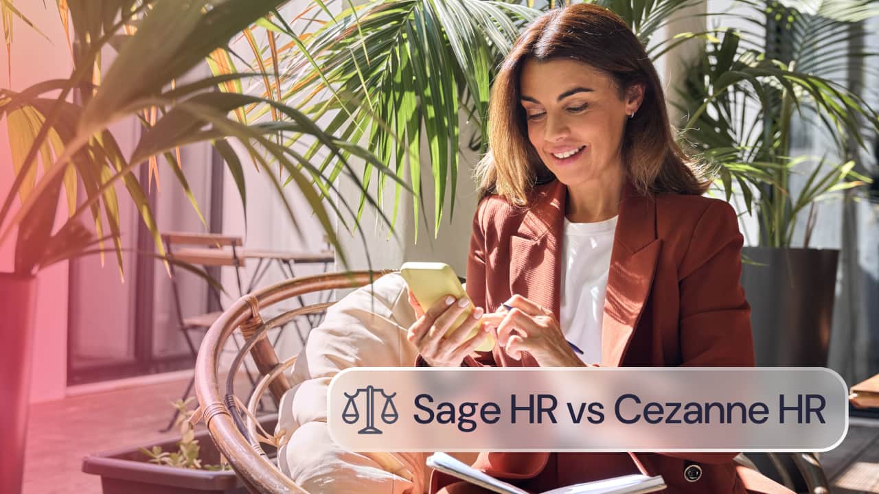 Comparativa Sage HR vs Cezanne HR: profesional utilizando un teléfono móvil mientras trabaja en un entorno de oficina.
