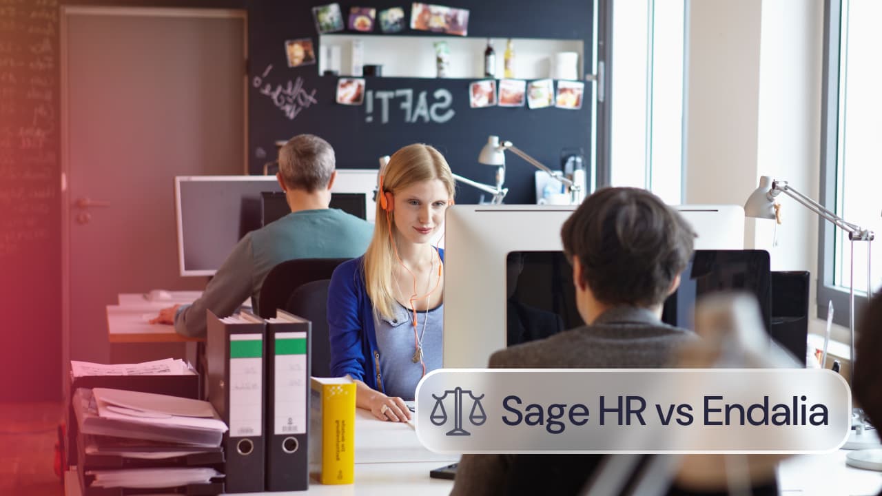 Comparativa Sage HR vs Endalia: equipo de profesionales trabajando en una oficina frente a ordenadores y pantallas.
