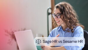 Comparativa Sage HR vs Sesame HR: profesional trabajando con un portátil en una oficina.
