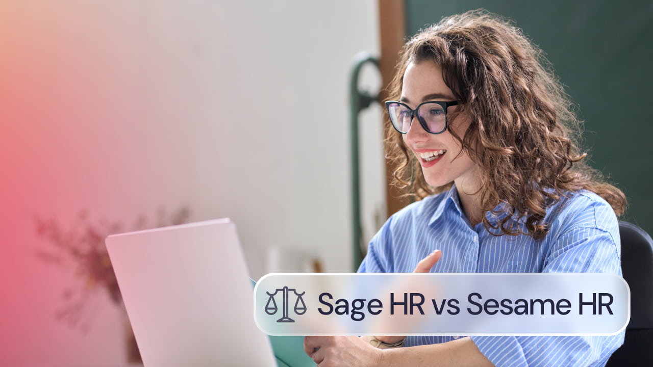 Comparativa Sage HR vs Sesame HR: profesional trabajando con un portátil en una oficina.