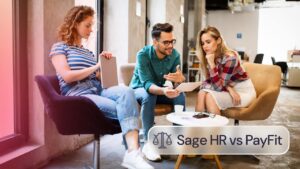 Sage HR vs PayFit: equipo de trabajo reunido en una oficina para comparar soluciones de gestión de recursos humanos.