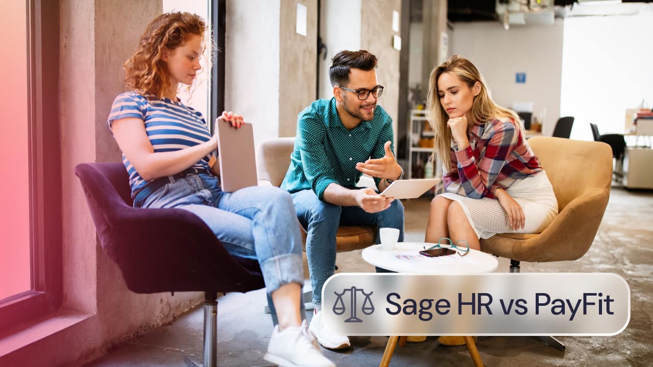 Sage HR vs PayFit: equipo de trabajo reunido en una oficina para comparar soluciones de gestión de recursos humanos.
