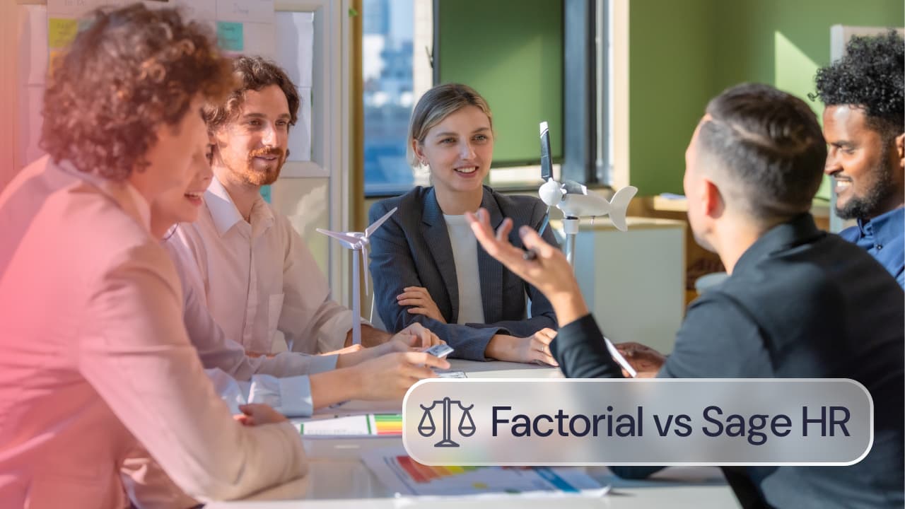 Comparativa Factorial vs Sage HR: equipo de profesionales reunido en una oficina durante una reunión de trabajo.