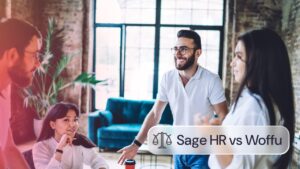 Sage HR vs Woffu: equipo de trabajo reunido en una oficina para comparar soluciones de gestión de recursos humanos.