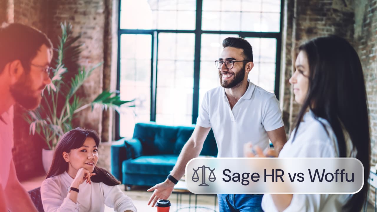 Sage HR vs Woffu: equipo de trabajo reunido en una oficina para comparar soluciones de gestión de recursos humanos.
