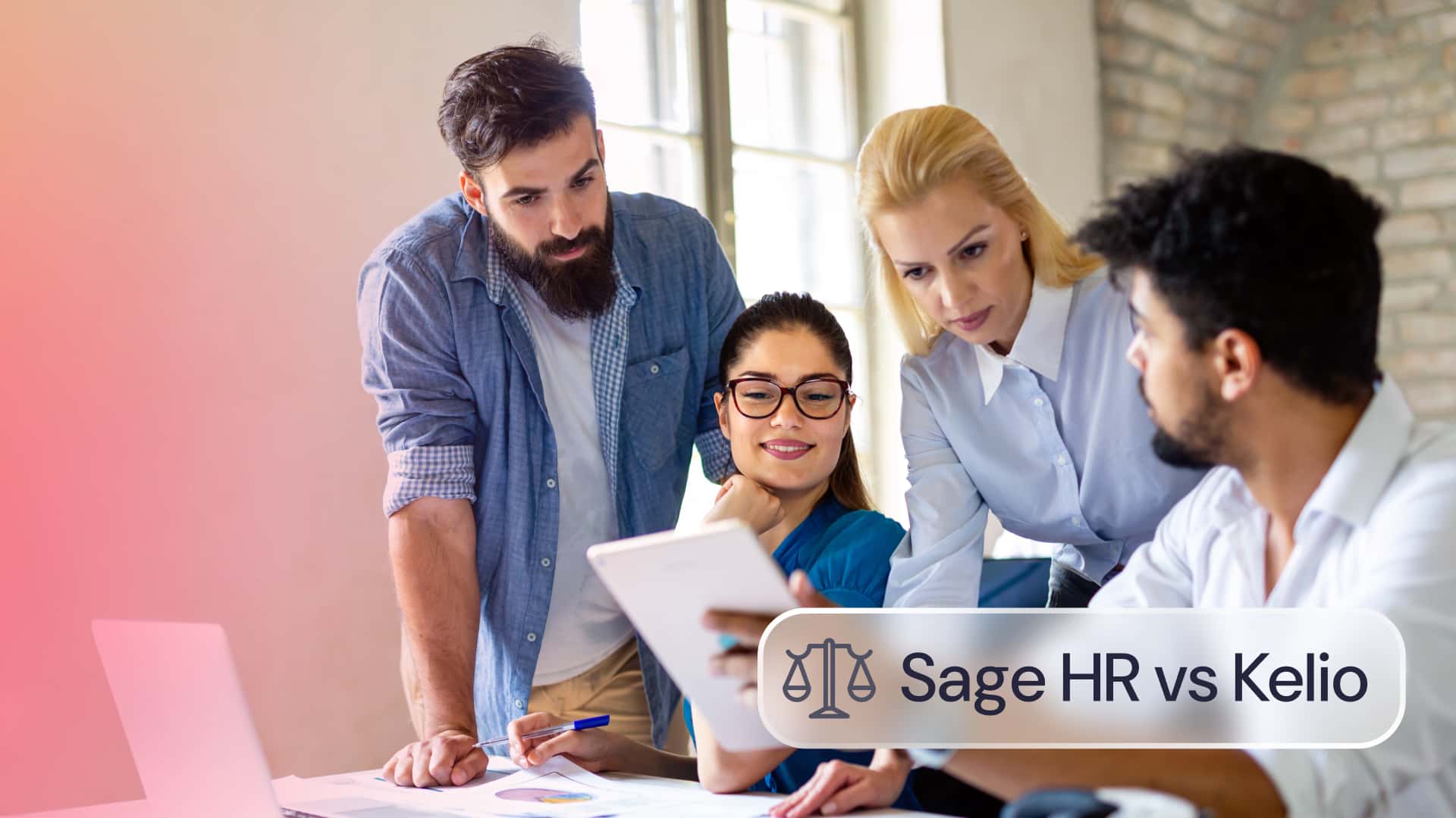 Sage HR vs Kelio: equipo de trabajo analizando una solución de gestión de recursos humanos en una oficina.
