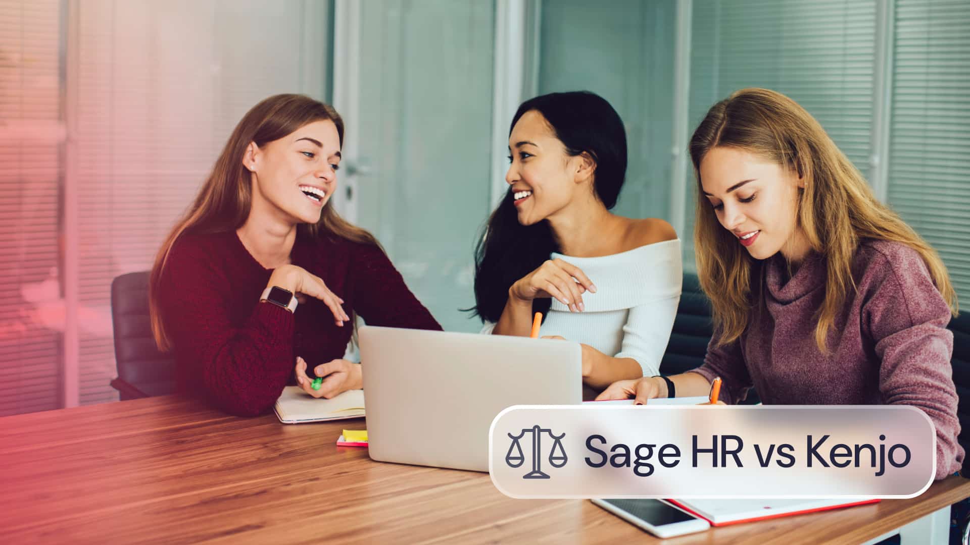 Equipo de trabajo colaborando con un portátil para comparar soluciones de gestión de recursos humanos