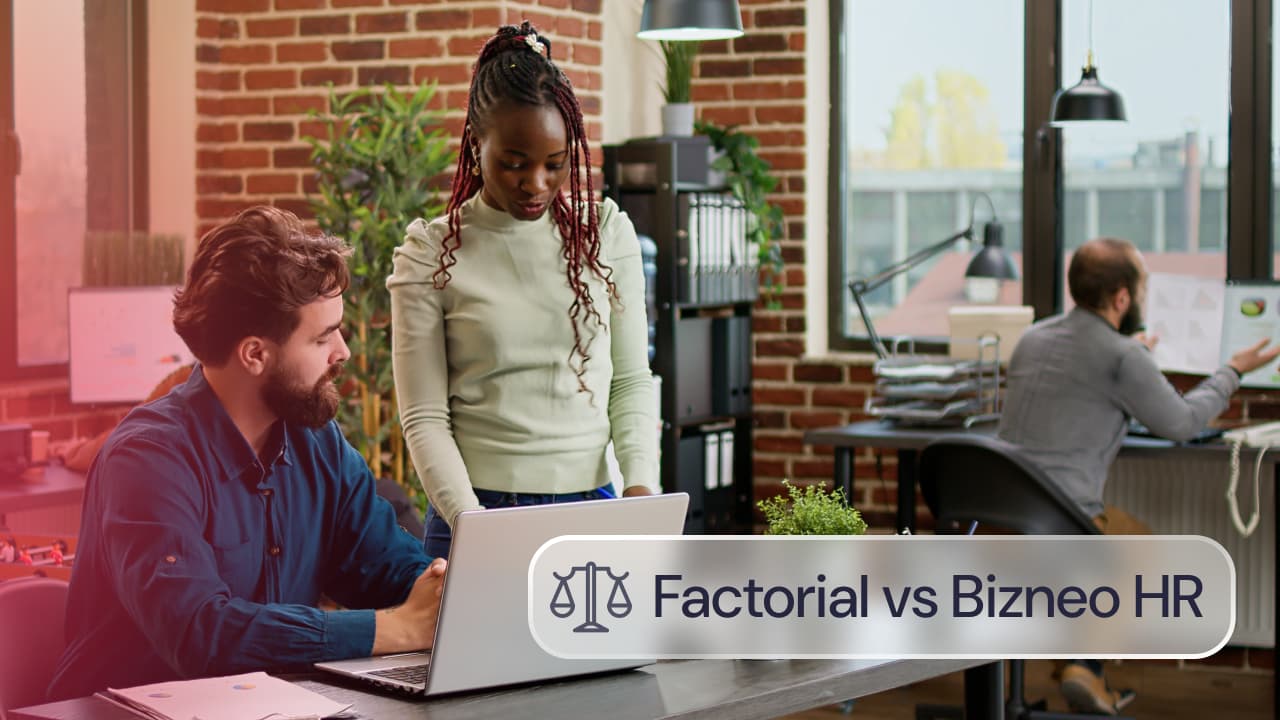 Comparativa Factorial vs Bizneo HR: profesionales trabajando juntos en una oficina con un portátil, en un entorno de colaboración empresarial