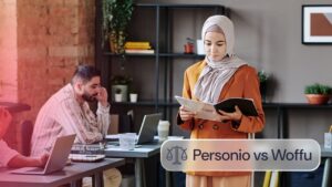 Comparativa Personio vs Woffu: profesionales trabajando en una oficina mientras una compañera revisa documentos y un equipo utiliza portátiles.