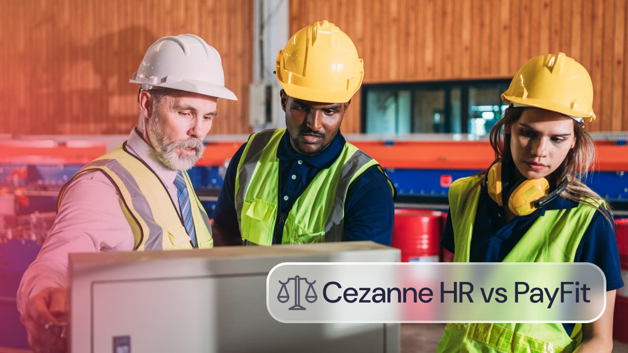 Trabajadores de una empresa industrial comparando soluciones de gestión de recursos humanos y nóminas